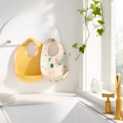 Little Luxe Store 31 Silicone Bibs - 2pk - Shapes/Yellow - Cloud Island™